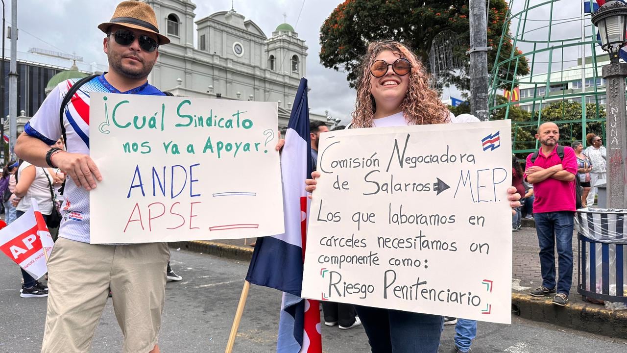 Grupos de empleados públicos participan este miércoles 26 de noviembre en una marcha sindical en reclamo al gobierno de mejoras salariales y más presupuesto para el sector educación en 2026. Fotografía:
