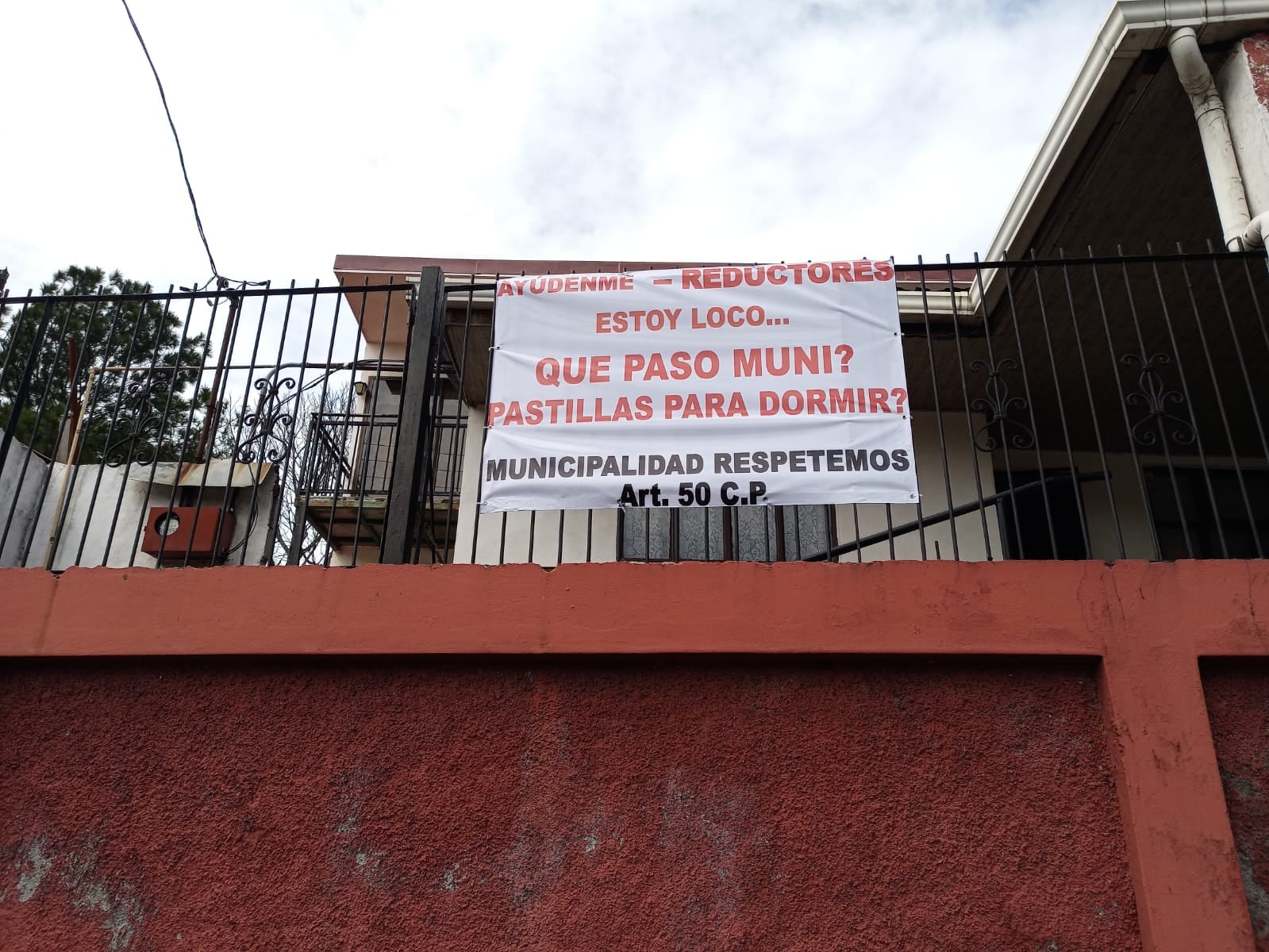 Unos vecinos en Belén están molestos por los ruidos, vibraciones y otros problemas que causan los reductores de velocidad.