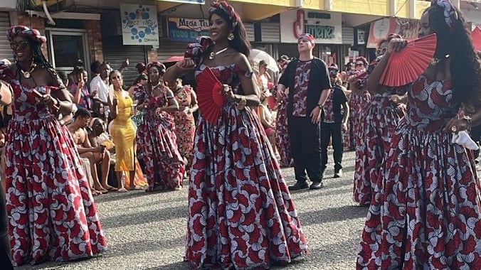 alegría explotó en color, música, baile, tradición y orgullo afrodescendiente durante el desfile Gran Gala Parade que fue parte de la edición XXVIII del Festival de la Cultura Negra "Back to Our Roots" (Volviendo a Nuestra Raíces) 2026.
