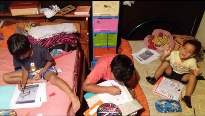 Familia vive en un cuarto de 3x3 y sus hijos estudian sentados en un balde. Wendy Chambers con su esposo Johnny Sanarrusia, son los papás, los hijos son Randy (12 años), Mathías (6 años) e Isaac (4 años).