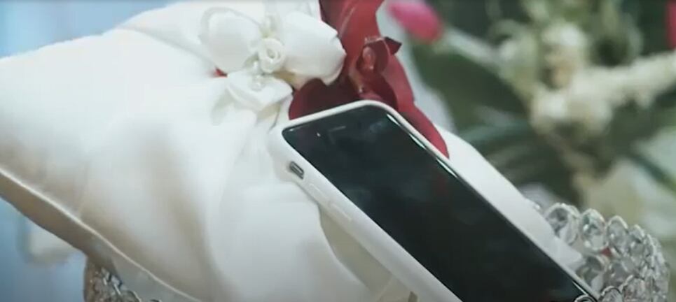 Hombre se casó con un celular