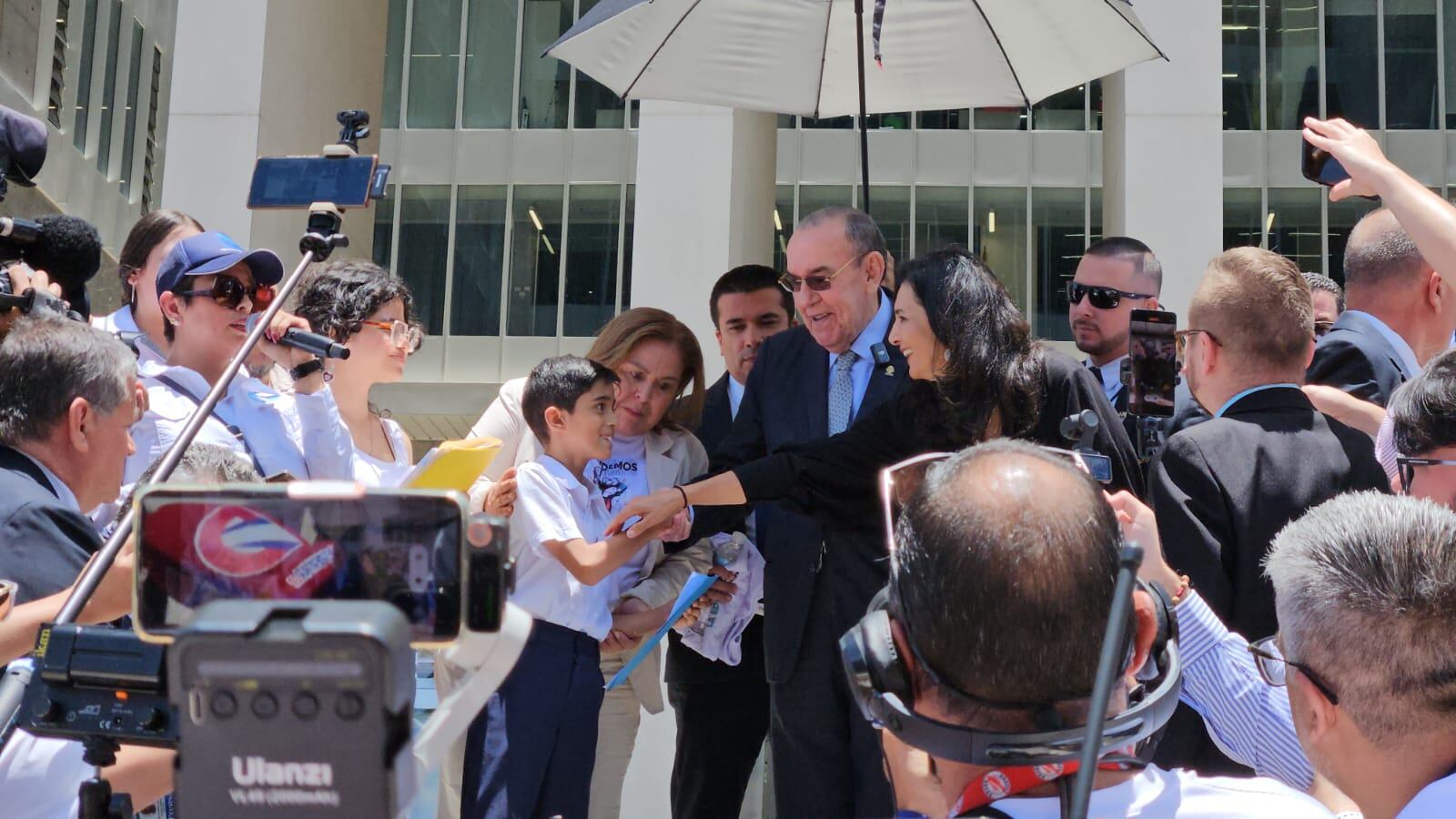 Isaac Andrey Parra Rodríguez, es un estudiante de la escuela Los Ángeles de San José, cursa el cuarto grado y este miércoles fue el representante de todas las escuelas del país en la lucha porque aumenten el presupuesto para la educación.