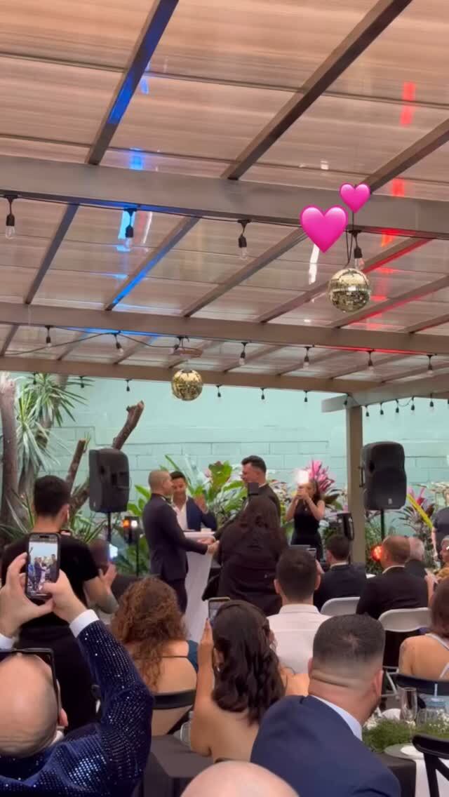 Josué Sánchez y su pareja, Emil, ya son esposos, y las primeras imágenes de la boda ya comienzan a circular en las redes sociales.