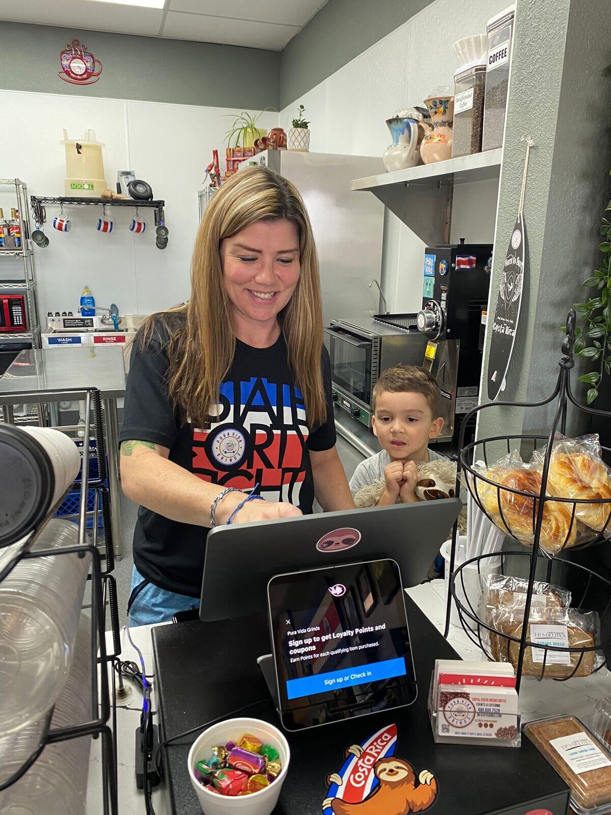 Angela también se apunta a los quehaceres del negocio.