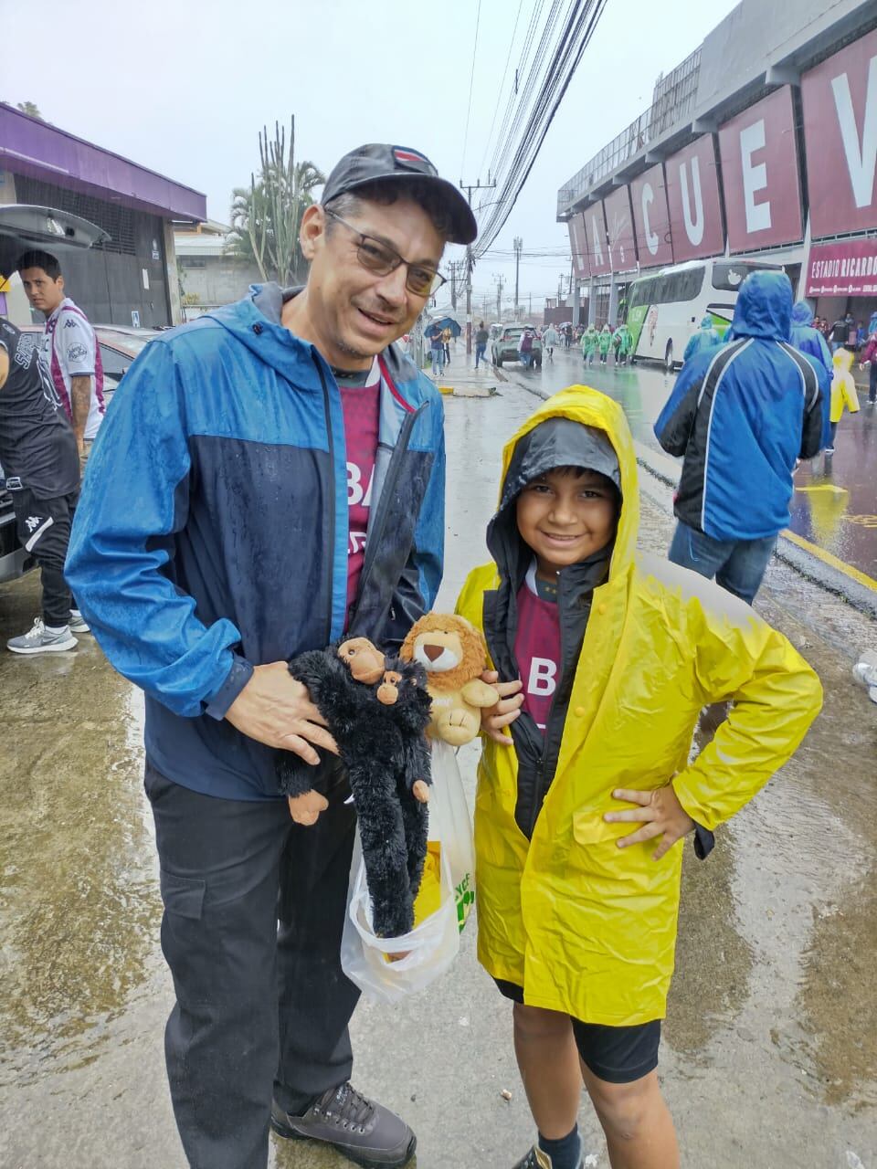 Alejandro Muñoz y su hijo Santiago se unieron a la causa y donaron peluches en el estadio Ricardo Saprissa. Yenci Aguilar.