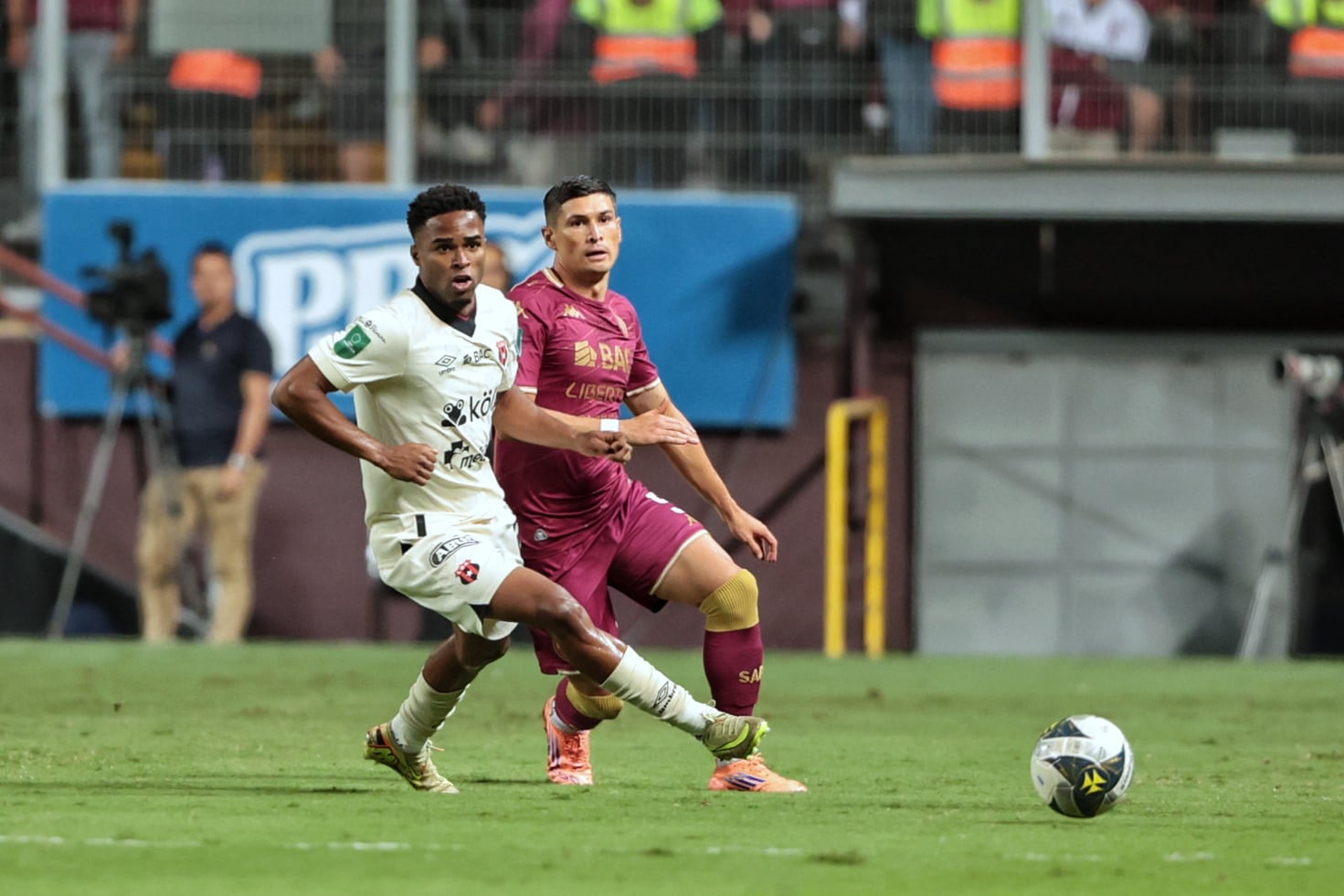 17/12/2025 / partido de ida entre Deportivo Saprissa vs Liga Deportiva Alajuelense por el partido de ida de la final del Torneo apertura de la Liga Promerica 2025 en el estadio Ricardo Saprissa / foto John Durán