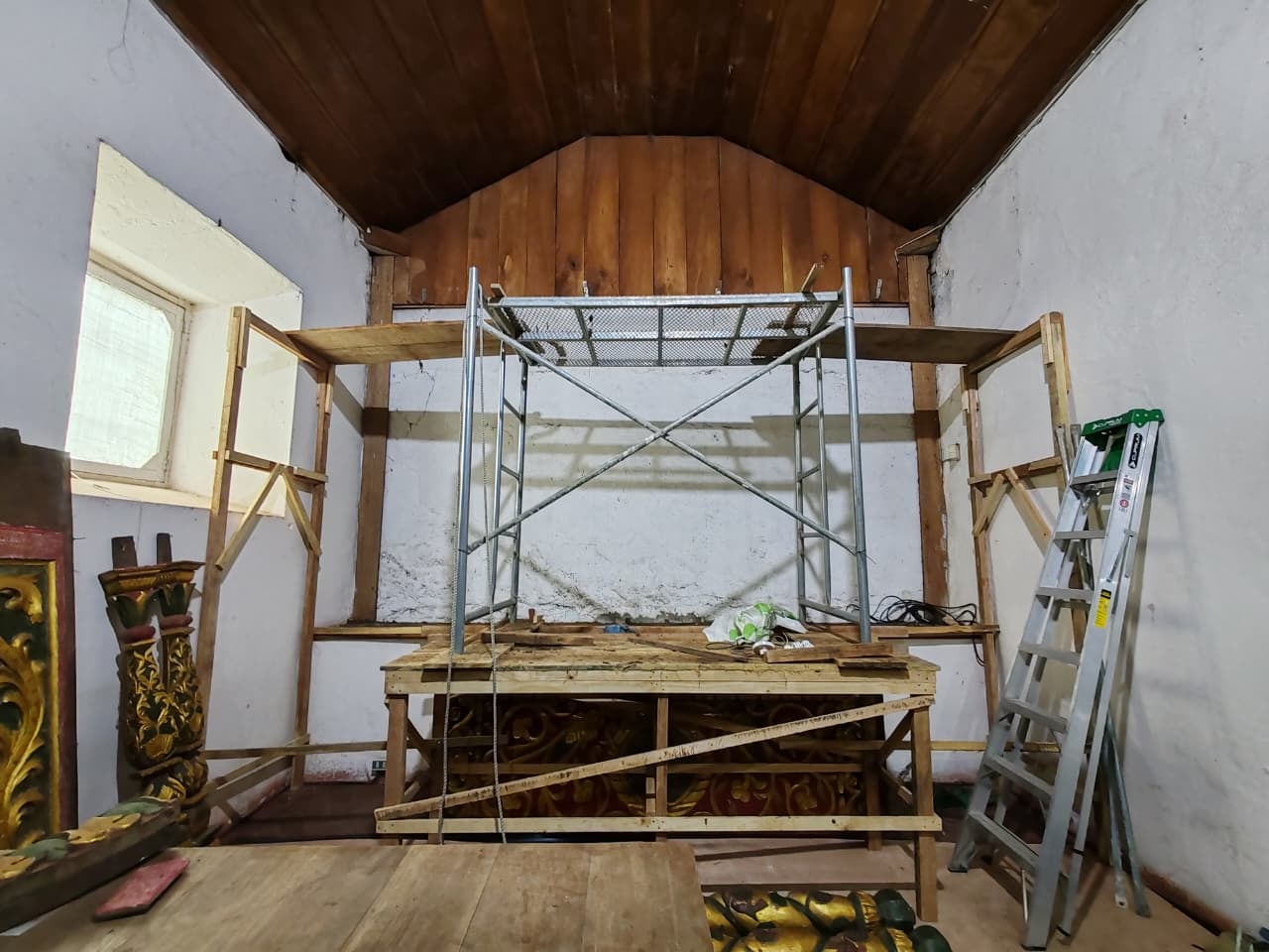 लुईस अलेजांद्रो चावेरी चावेझ, 30 वर्षांचे आणि ओरोसी डी कार्टागोचे रहिवासी, 22 वर्षे ओरोसी येथील वसाहती मंदिरात स्वयंसेवक मार्गदर्शक म्हणून काम करत होते आणि मंदिर नूतनीकरणासाठी बंद असल्यामुळे त्यांना आता आर्थिक गरज आहे.