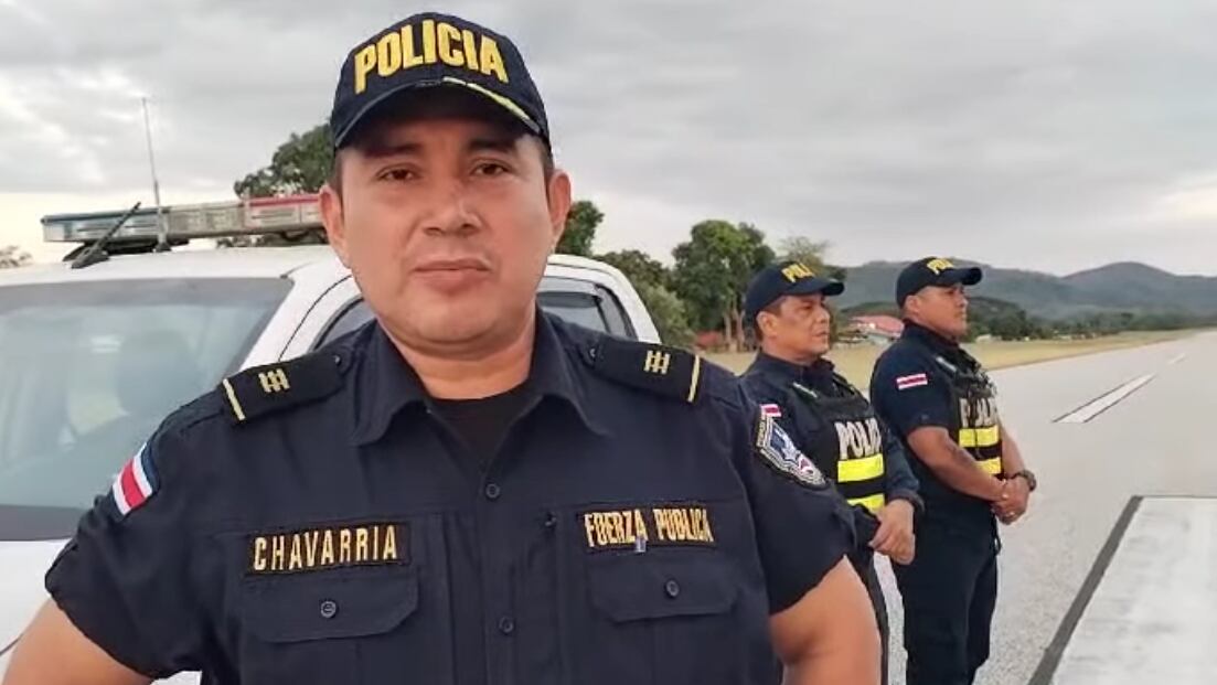 Omar Chavarría, jefe de la Fuerza Pública en Nicoya, lucha por la vida al sufrir fuertes golpes. Foto: Captura de video