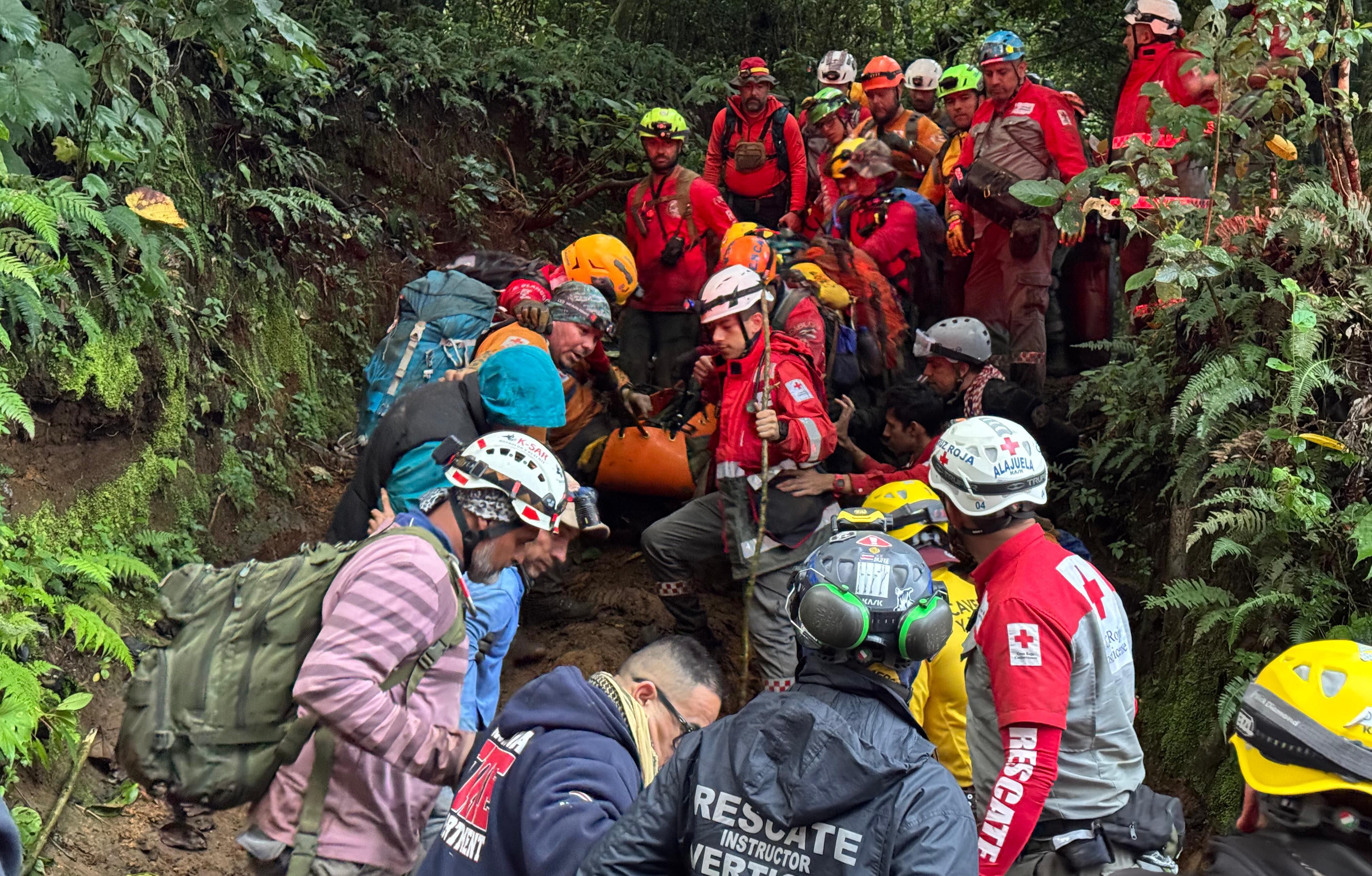 Un grupo de rescatistas tuvo que caminar varias horas entre niebla y barro para sacar a Paola de los Ángeles Amador Segura, única sobreviviente del accidente de una avioneta en los cerros de Escazú.