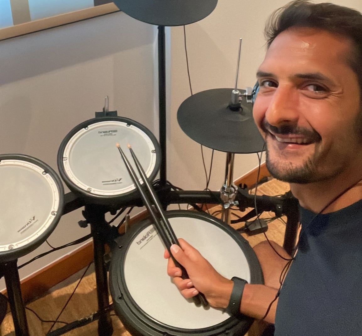 Celso Borges tiene una batería con la que practica en casa. Fotografía: Cortesía