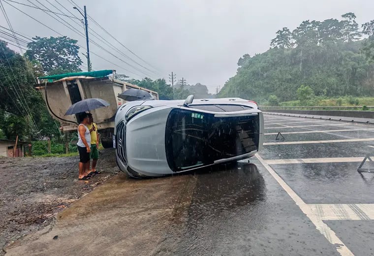 Jason Ureña, periodista de Telenoticias, sufrió un aparatoso accidente mientras regresaba de Limón hacia San José.
