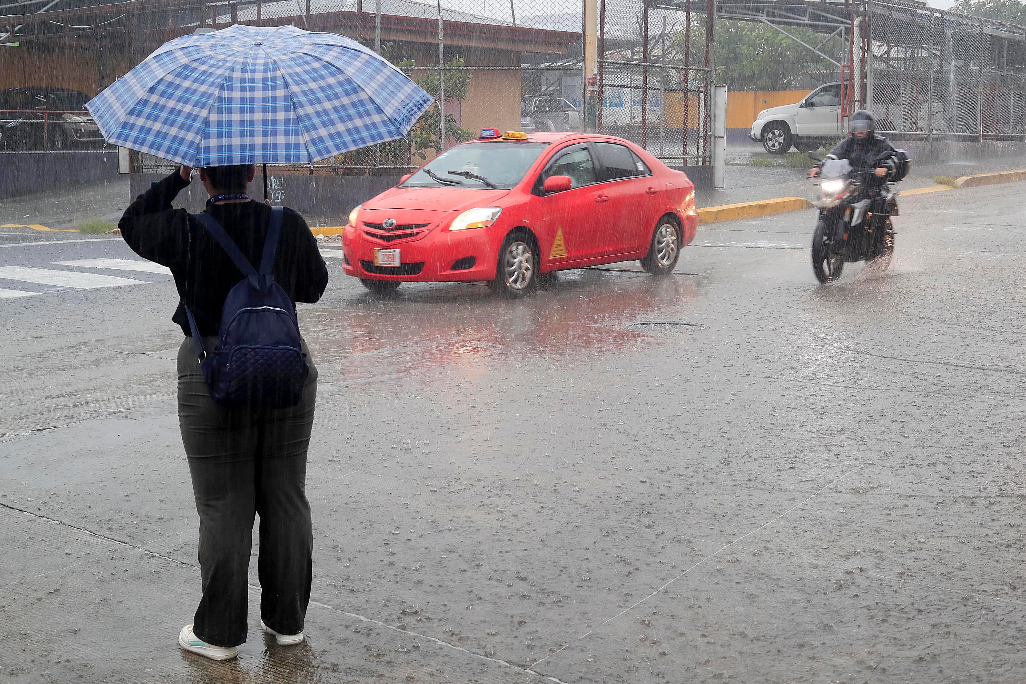 20/09/2023 San José. Fuerte aguacero vespertino. Las lluvias intensas pusieron a correr a muchos este miércoles por la tarde.