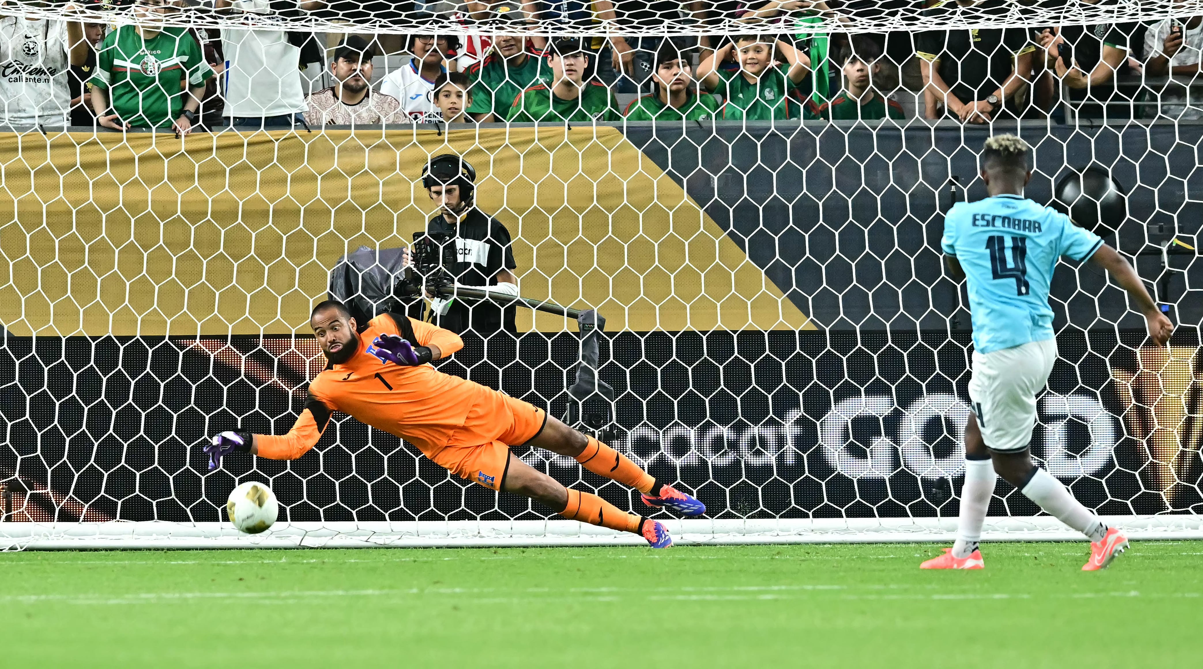 El arquero Edrick Menjívar le detiene un penal al panameño Fidel Escobar, como parte de la tanda de penales en los cuartos de final de la Copa Oro.
