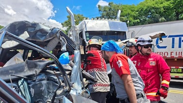 Identifican a conductor de buseta que murió tras choque con tráiler en La Garita de Alajuela