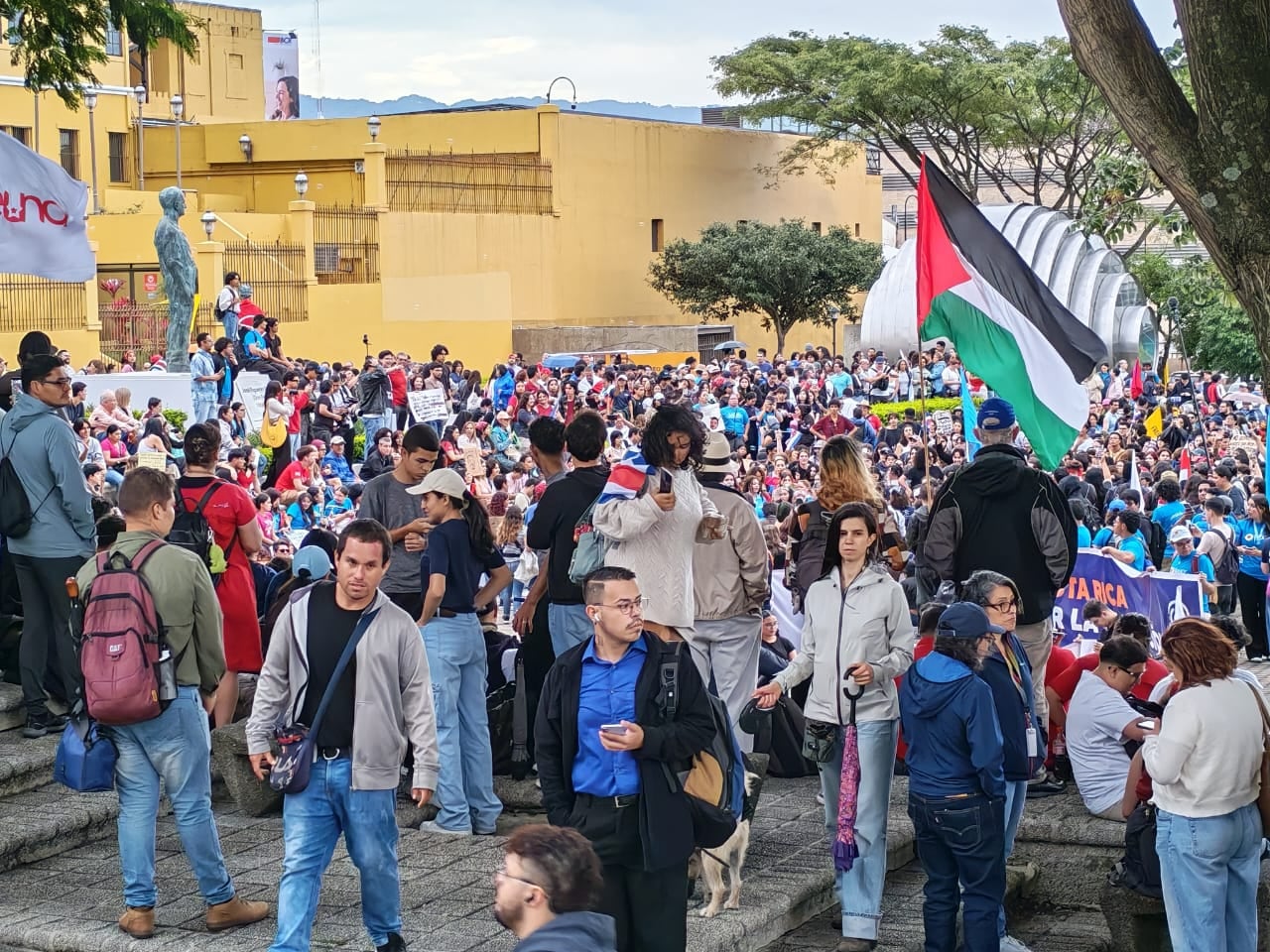 Grupos de estudiantes se reunieron desde las 2:00 p.m. en una manifestación que busca frenar los recortes al FEES.