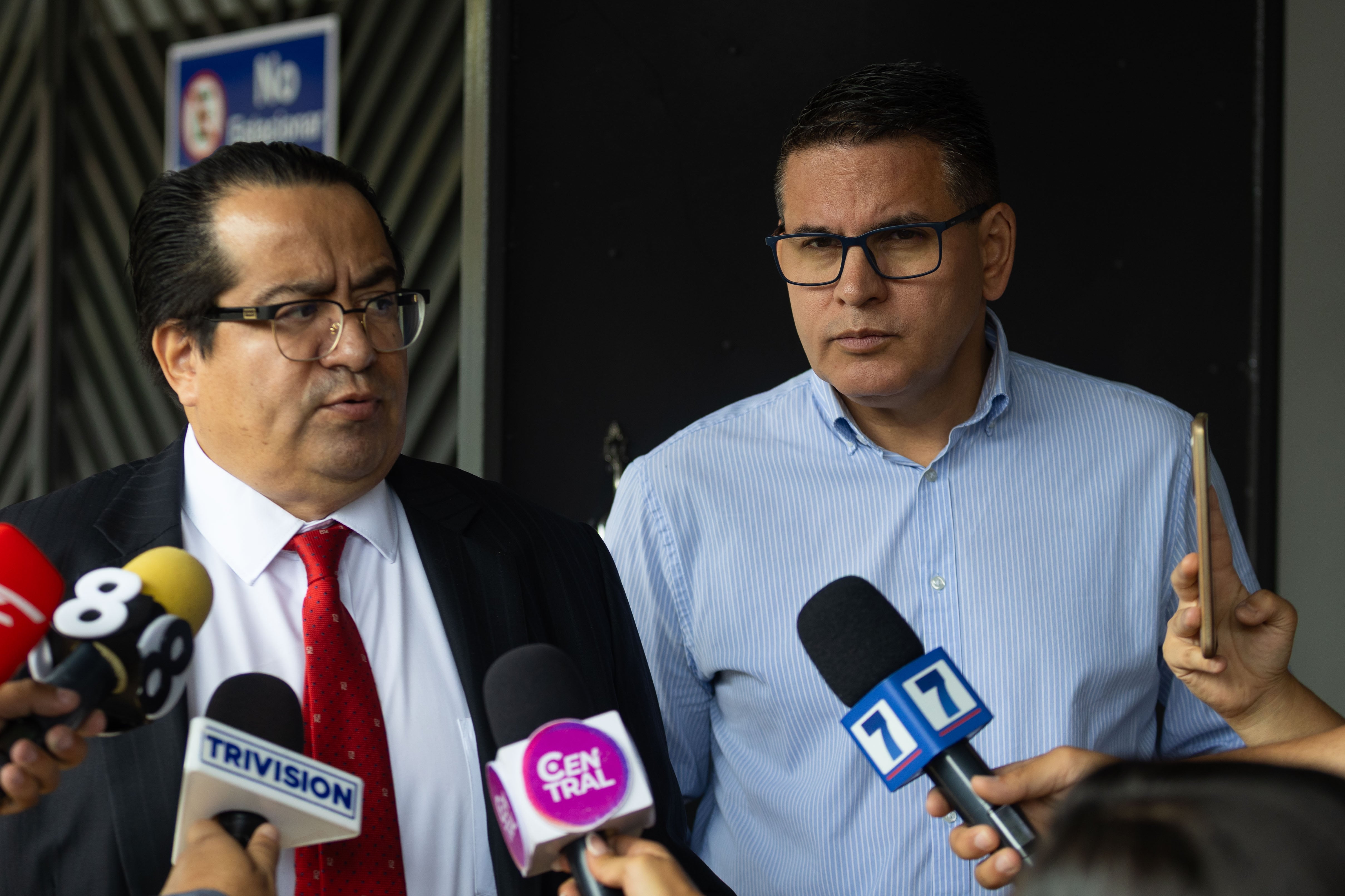 Fabricio Alvarado atiende al Juzgado de Desamparados para recibir medidas cautelares. En las fotos tenemos a Fabricio Alvarado y su abogado Eric Ramos y a la demandante Alicia Castillo con si abogado José Andrés Pacheco.