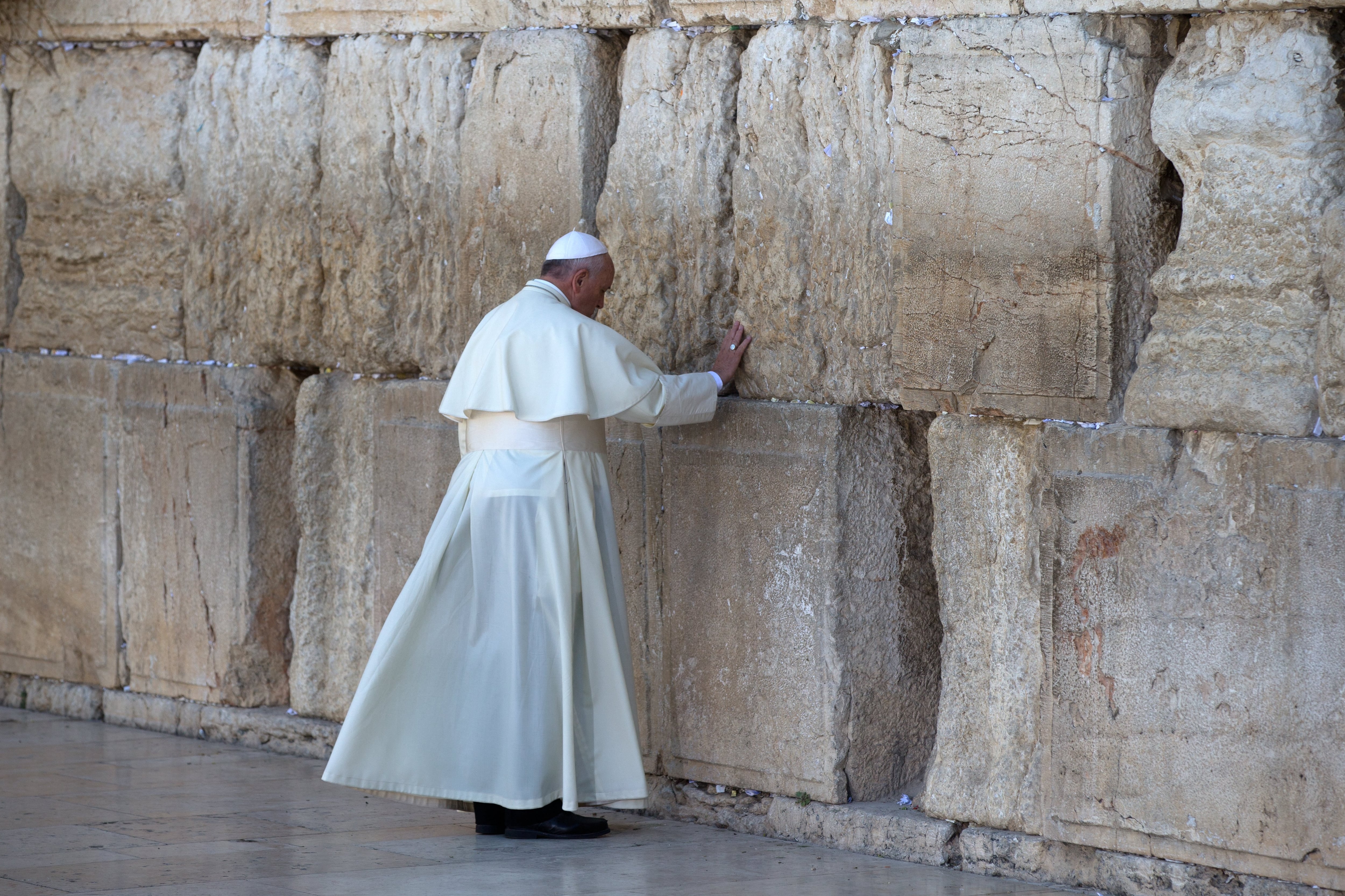 El papa Francisco en el Muro de las Lamentaciones, el lugar más sagrado del judaísmo, en la Ciudad Vieja de Jerusalén, el 26 de mayo de 2014. Fotografía: