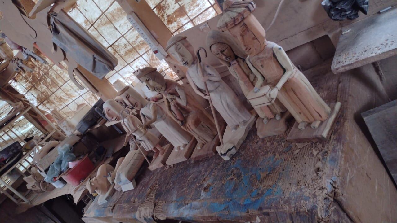 Álvaro Murillo es un artista de Sarchí que hace artesanías a escala o réplicas.