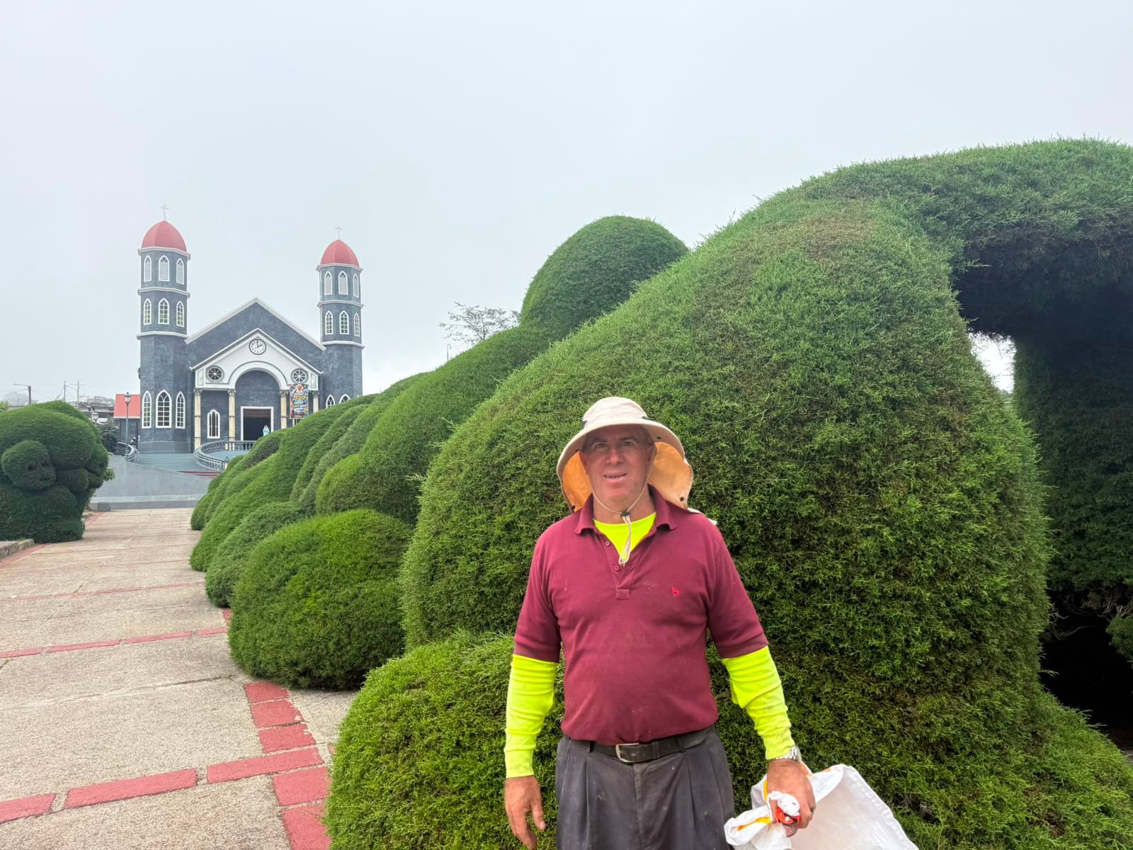 Don Víctor Acuña aprendió durante años junto a don Evangelista, creador de las famosas esculturas de ciprés y hoy cuida el legado del jardinero que hizo del parque de Zarcero un símbolo de Costa Rica