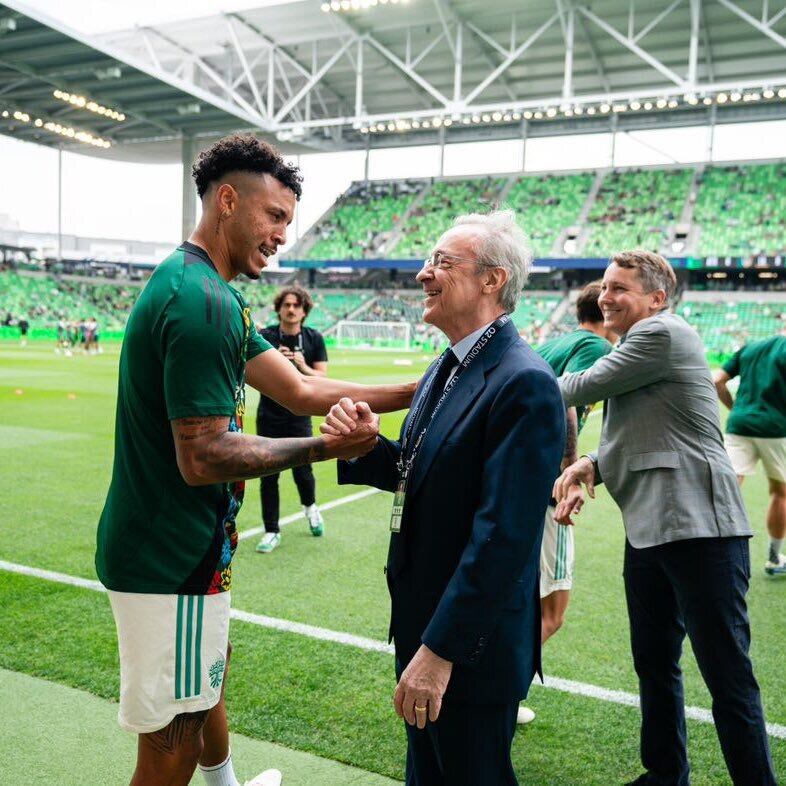 Julio Cascante se mostró muy feliz por conocer al presidente del Real Madrid. Foto: MLS.