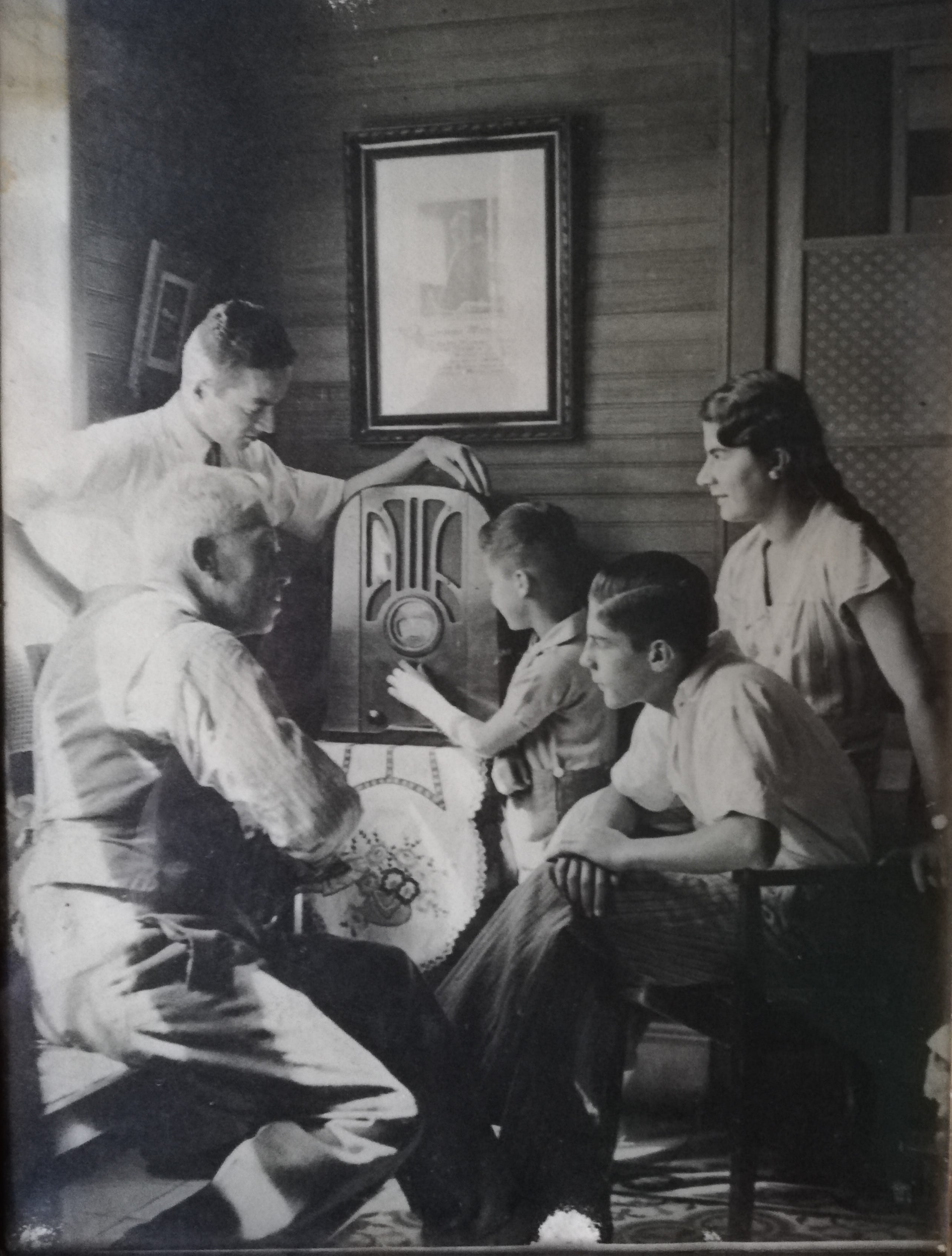 En 1923 un costarricense, Amando Céspedes Marín, recibió las primeras señales radiales de onda corta de la historia de Costa Rica