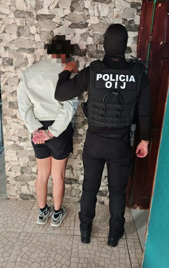 Un hombre de apellido Quirós, de 23 años, detenido en barrio Bellavista, en Aserrí, San José por supuestas estafas con paquetes turísticos fuera de Costa Rica. Foto: OIJ
