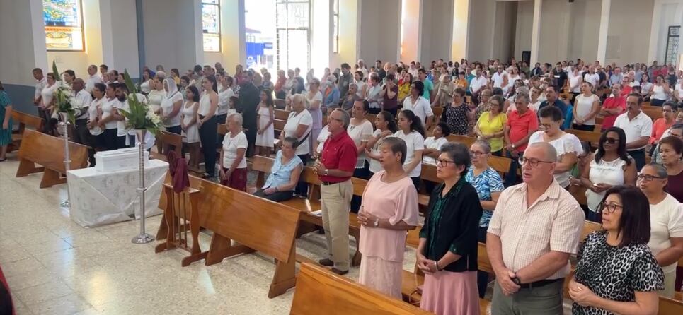 Decenas de personas acompañan a la familia de Isabella del Milagro en su funeral.
