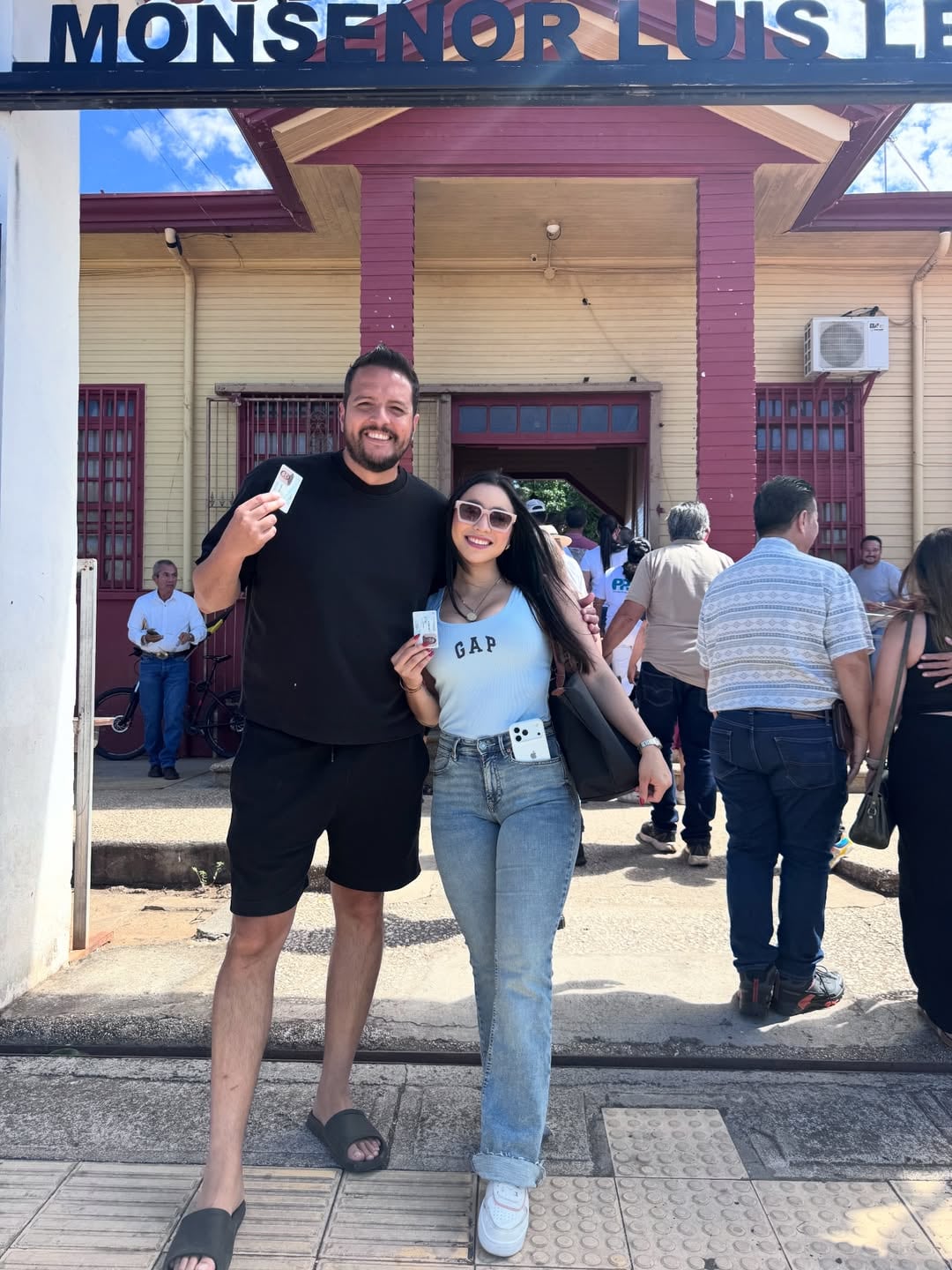 Parte de los famositicos que acudieron al llamado de salir a votar en estas Elecciones 2026.