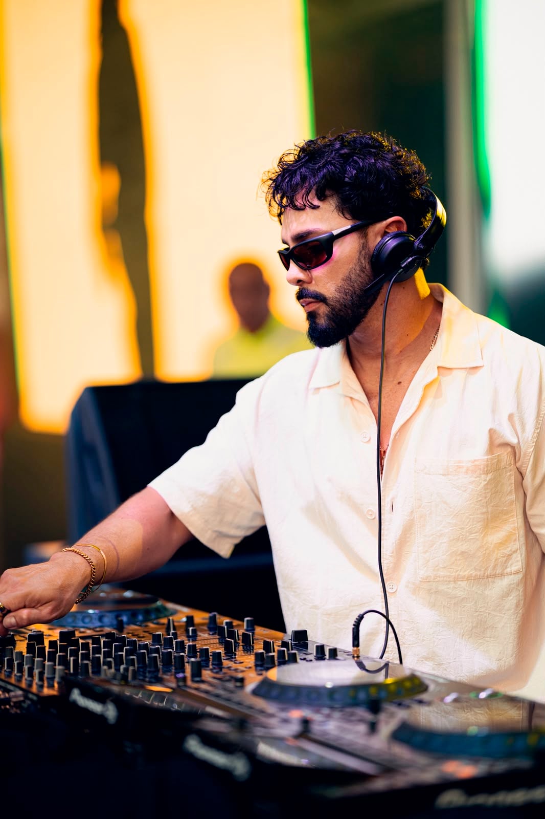 Daniel Carvajal, conocido ahora como DJ Leinad, lanzó su primer tema musical llamado "Duro".