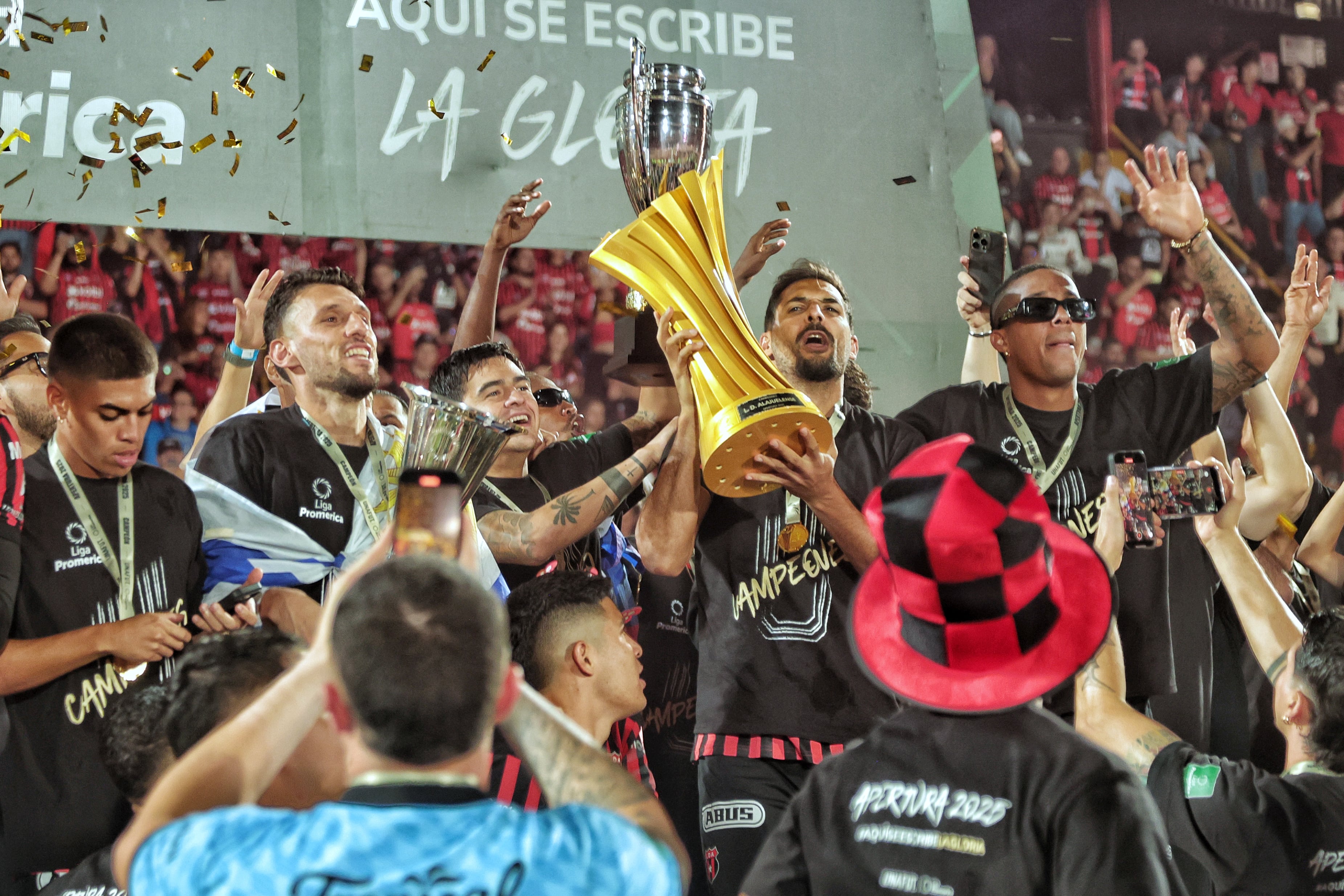 20/12/2025/ partido de ida entre Liga Deportiva Alajuelense vs Saprissa por el partido de vuelta de la final del Torneo apertura de la Liga Promerica 2025 en el estadio Alejandro Morera Soto / foto John Durán