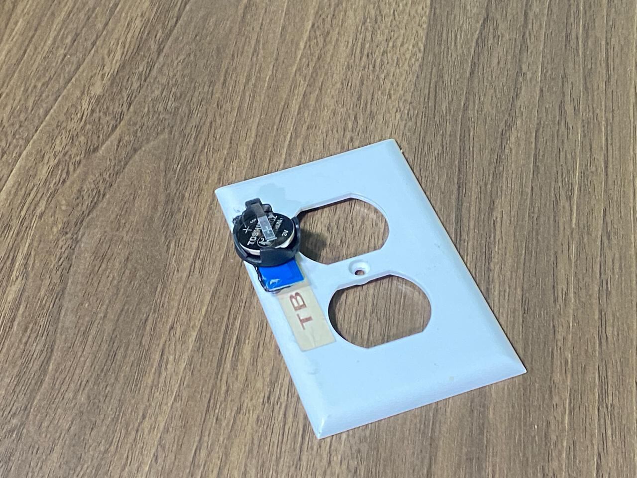 Laura Fernández, candidata presidencial del PPSO, alegó ser víctima de espionaje, tras supuestamente encontrar un micrófono escondido en un tomacorrientes de su oficina privada.