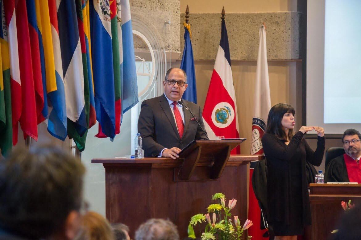 El rostro más popular del país en la traducción de la lengua de señas Lesco, Estefanía Carvajal Poveda, cerró un ciclo de 8 años con Casa Presidencial y desde el pasado 10 de febrero viajó a Kenia, África, para trabajar con una ONG.