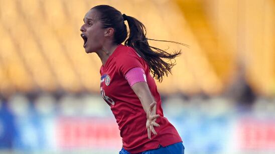 La jugadora costarricense Katherine Alvarado está nominada por un golazo que anotó ante Trinidad y Tobago. AFP.