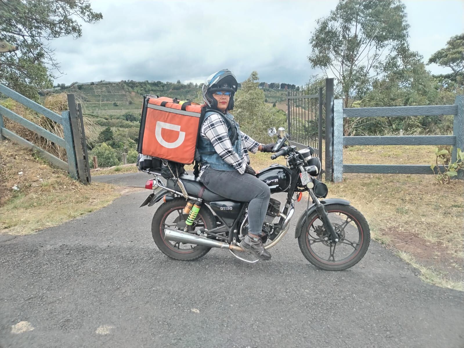 Cincy Rojas Arayas es una alajuelense que tomó la decisión desde hace dos años de repartir comida a domicilio en su moto y nos asegura que no le va mal, eso sí, que siempre debe andar bien pellizcada porque en la calle pasa de todo