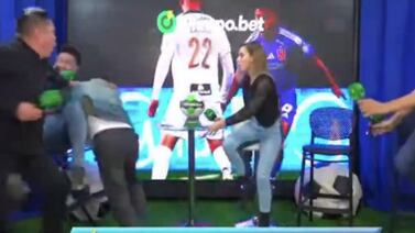 Periodistas deportivos pasaron de las palabras a los golpes en media transmisión