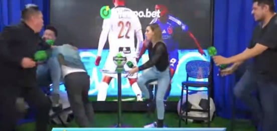 Periodistas se agarraron en media transmisión.