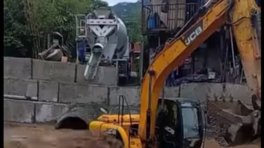 Operador de draga vive angustiante situación al quedar atrapado por cabeza de agua