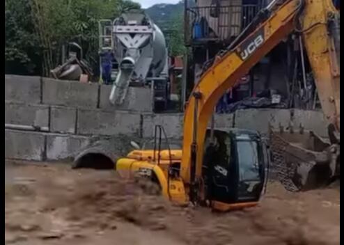 El operador quedó atrapado debido a la cabeza de agua. Foto Comisión Seguridad San Rafael Abajo