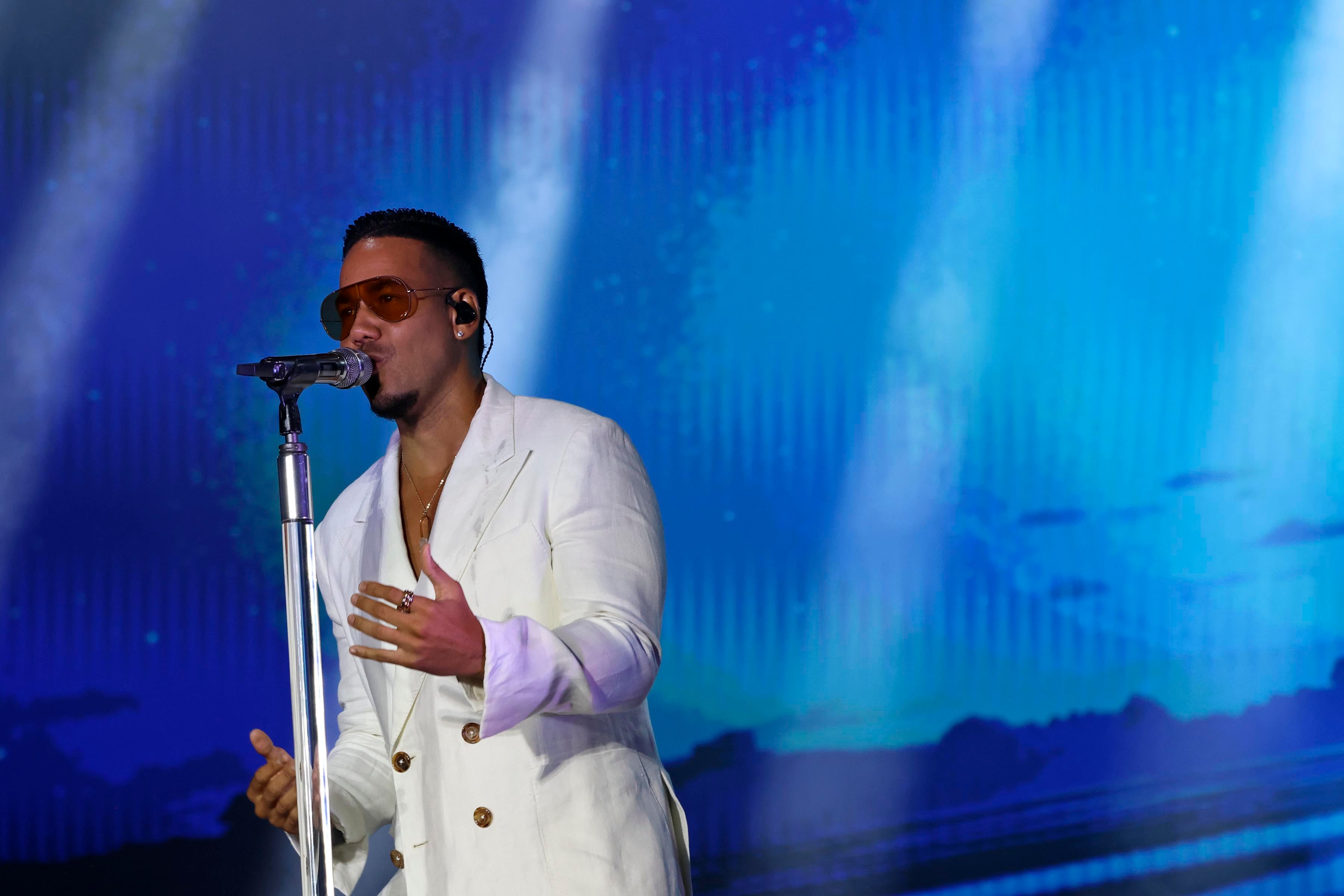 Aventura y Romeo Santos