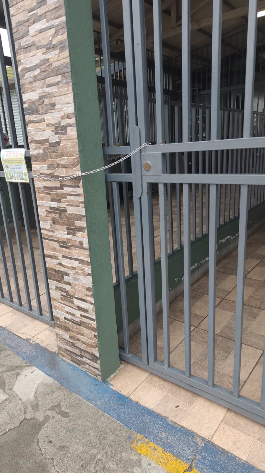 Portones de la escuela Miguel Obregón se encuentran encadenados.