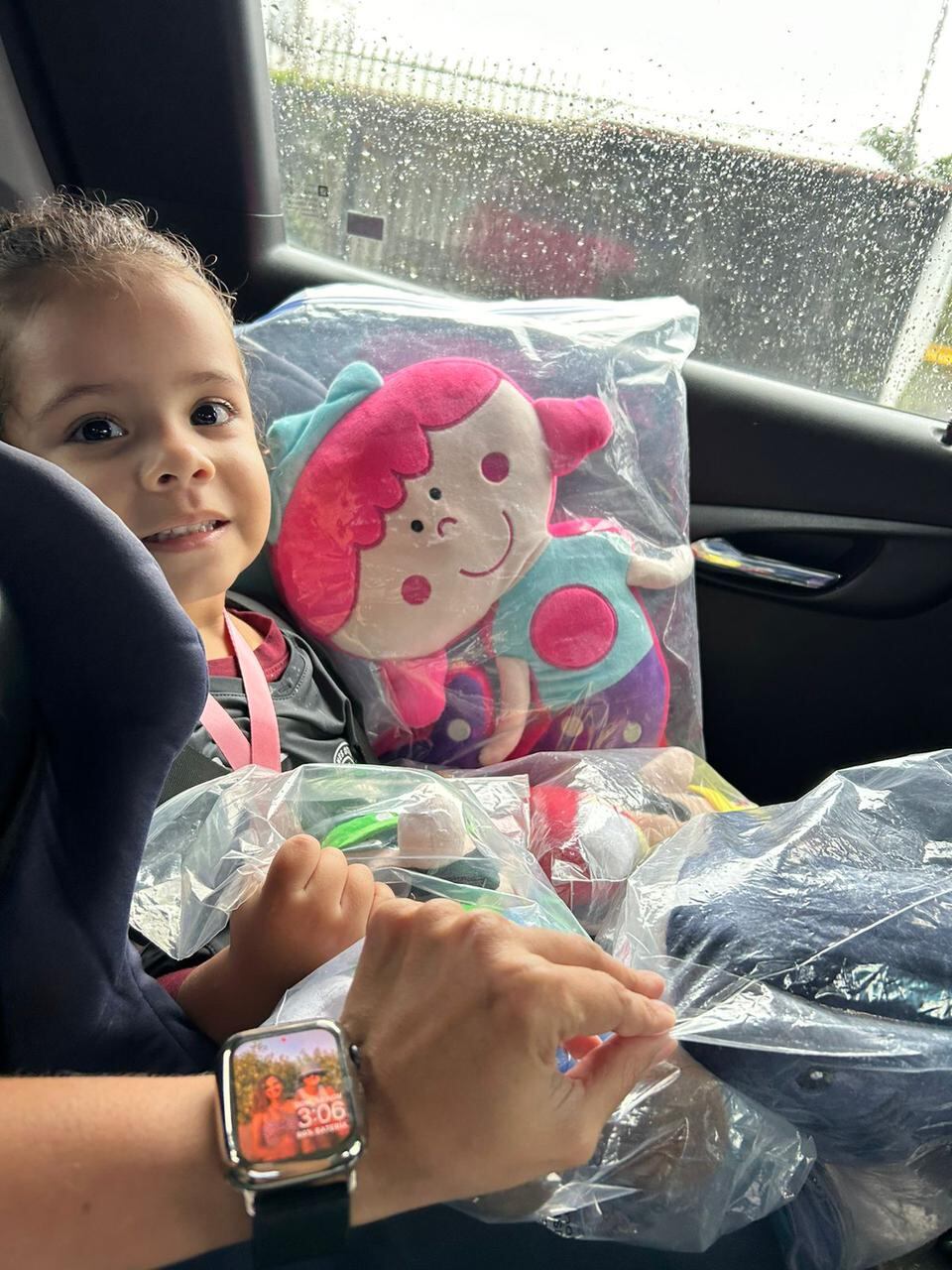 Helena Silesky es una niñita de 4 años que aprendió la solidaridad apoyando la lluvia de peluches en el estadio Ricardo Saprissa a beneficio de Obras del Espíritu Santo