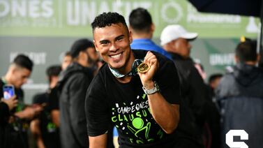 Youstin Salas, jugador del Saprissa, celebra el cumpleaños de su esposa con un romántico mensaje