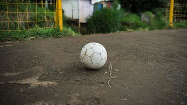 Desgracia familiar: Hermanito murió electrocutado cuando trataba de bajar una bola de un árbol