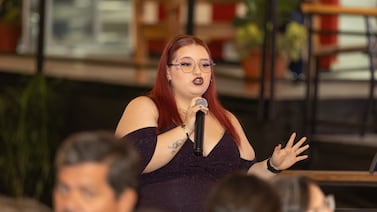 La inesperada forma en que una cantante que vuelve con todo a los escenarios presentó a su novia