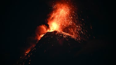Volcán de Fuego en Guatemala hace increíble erupción y turistas graban lava “volar”