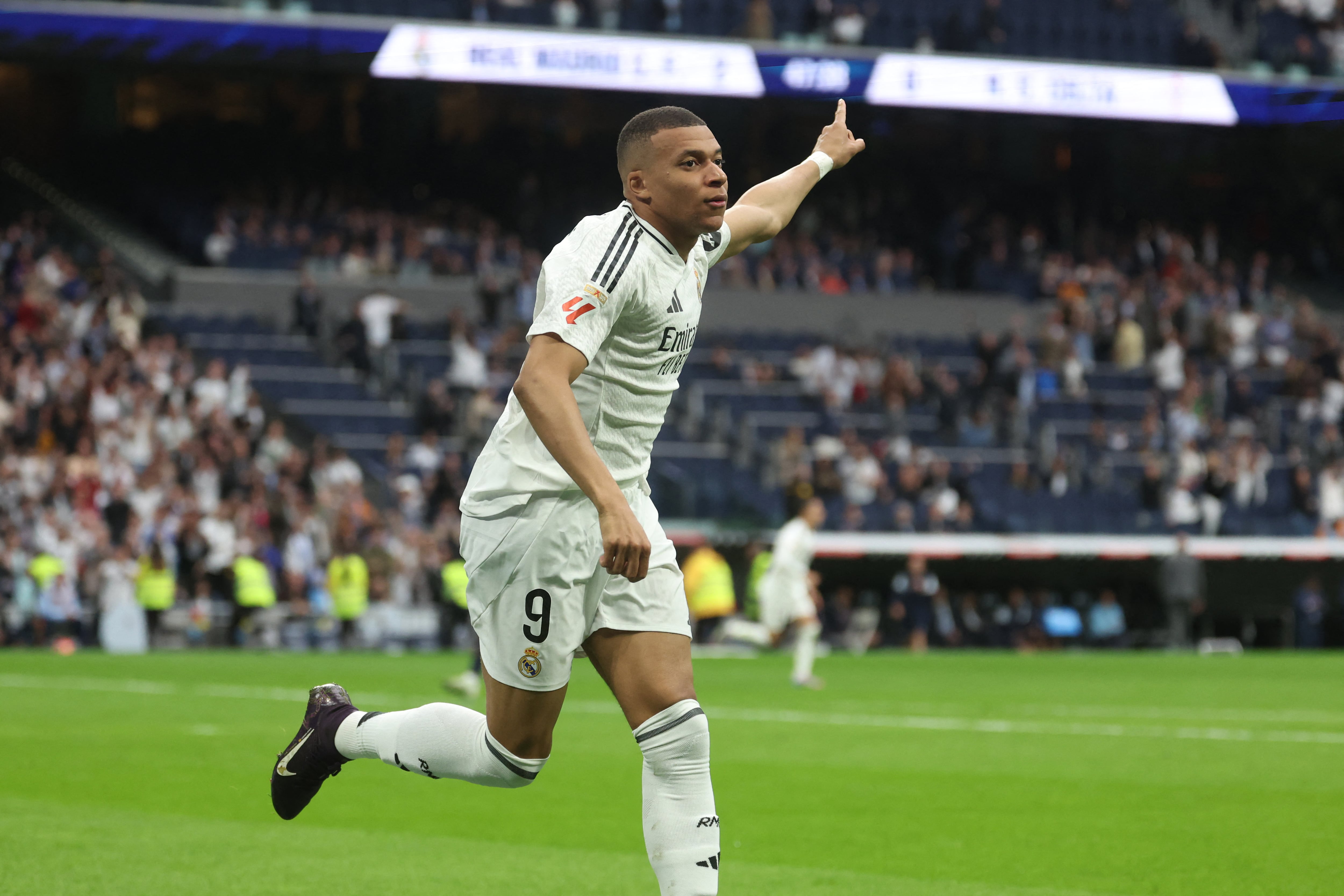 Kylian Mbappe, delantero del Real Madrid, festeja el gol que le dio la victoria a su equipo.