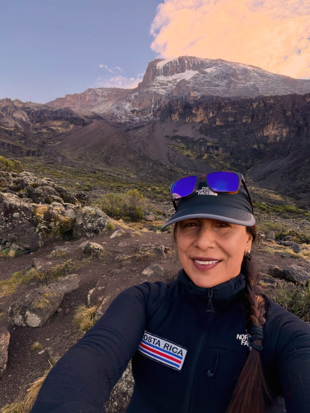 La montañista costarricense Ligia Madrigal alcanzó este viernes 30 de octubre la cima del Kilimanjaro, en Tanzania, África, y sumó así su cuarta conquista en el desafío internacional de las Siete Cumbres, que consiste en escalar la montaña más alta de cada continente.