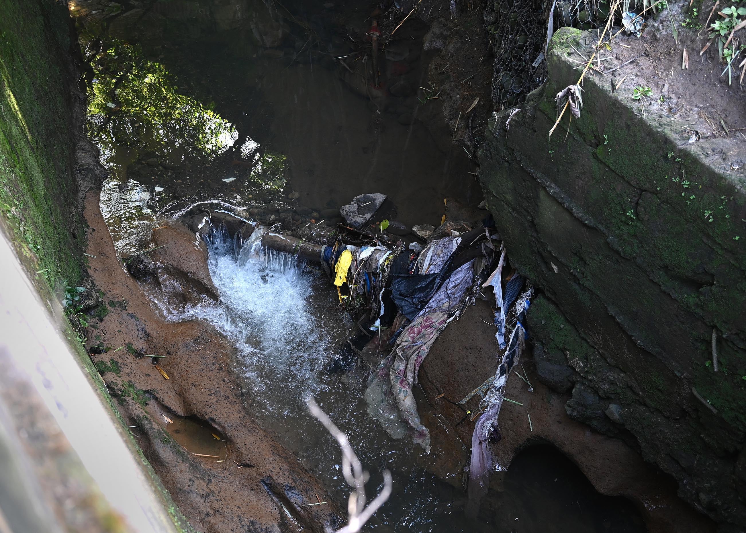 30 de setiembre del 2025. Purral de Guadalupe. 09:00 hrs. Seguimiento al caso del niño Leandro Mangas (5) quién fue arrastrado el pasado viernes 26 de setiembre por una corriente de agua que lo hizo caer en una alcantarilla cuando regresaba con su madre y hermanos del albergue infantil Los Pollitos ubicado a poco mas de 100 metros de su vivienda. En la foto: Funcionarias de la CCSS visitaron a la madre de Leandro. Foto: Albert Marín
