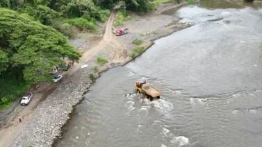 (Videos)Vea el impresionante susto que se llevó un operador en el río Tárcoles