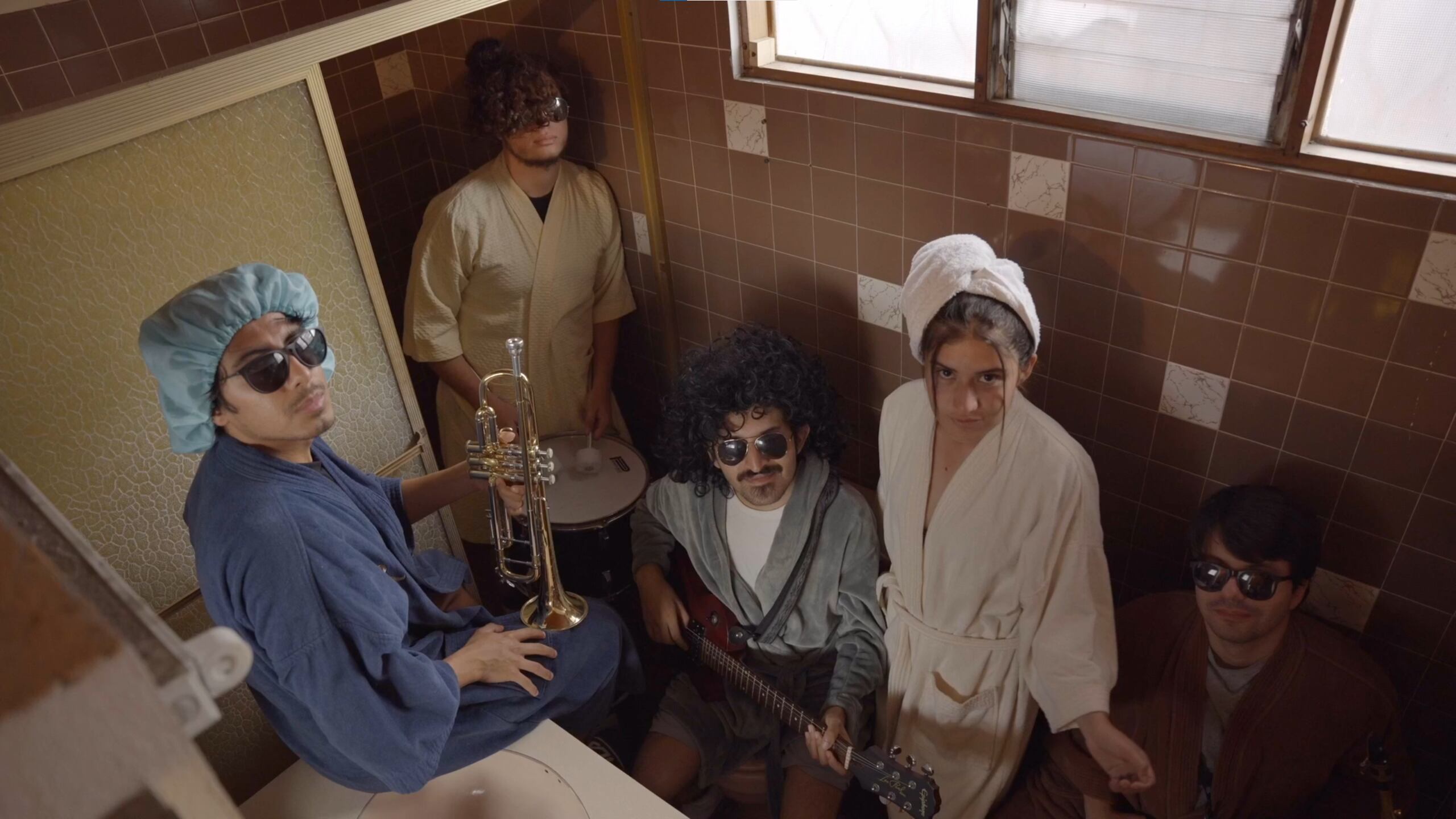 Un grupo de jóvenes, hartos de los racionamientos de agua hicieron una canción paseándose en el AyA.